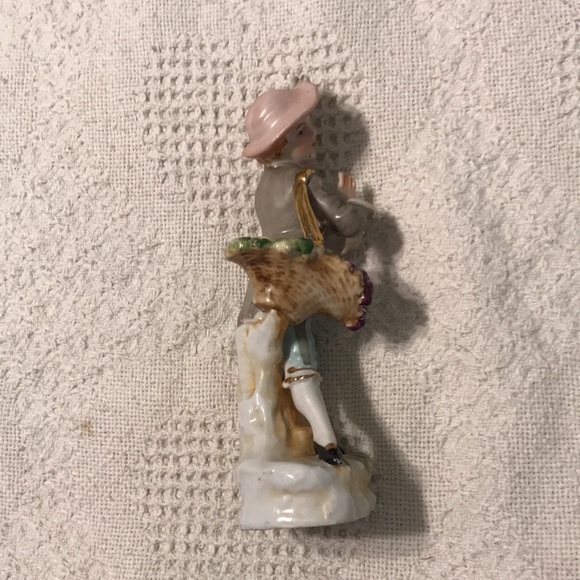 Lady & a basket of fruit figurine - Picture 2 of 11